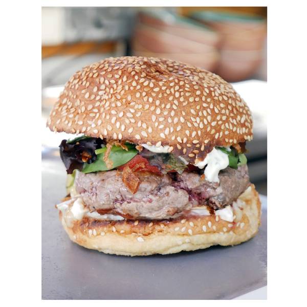 Le Hippy burger et ses frites « fraîches » (Steak haché, salade, tomate, crème échalotes, oignons frits, parmesan et brie) . . .