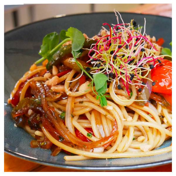 Spaghettis aux légumes croquants (soja, coriandre, cacahuète)